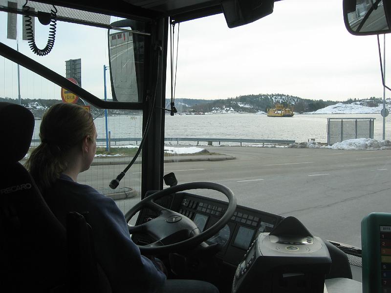 mars 2008 202.jpg - Moa missar färjan över Svanesund.
